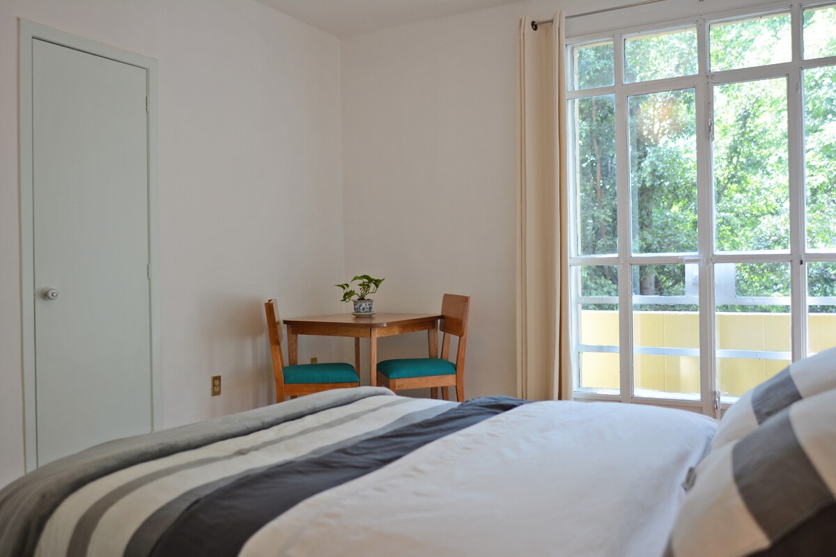 Spavaća soba 2. Bračni krevet, balkon s dvostrukim prozorom kako bi se izbjegla ulična buka.