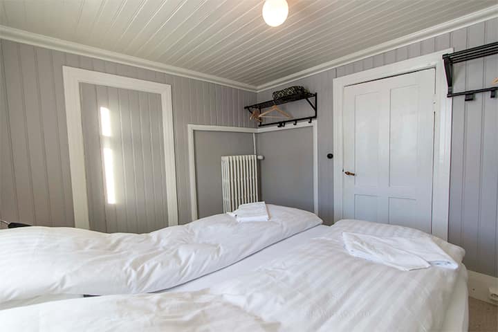 Spavaća soba br. 1 nalazi se u  podrumu. Ima bračni krevet s novim vunenim tepihom.