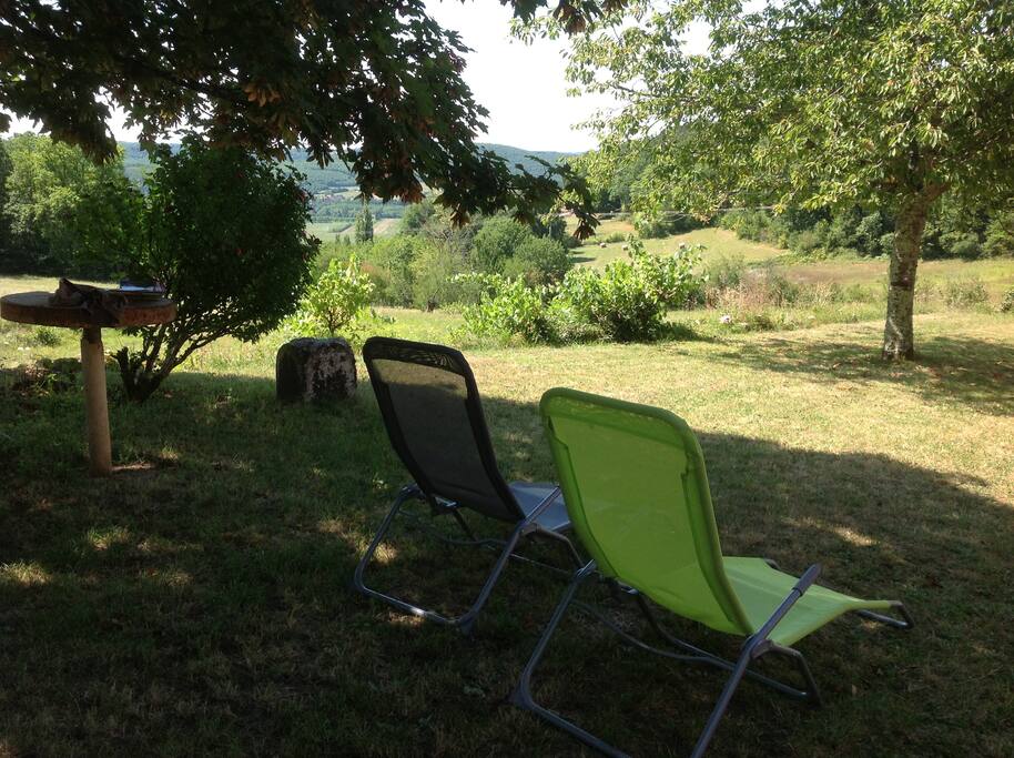 sous le barbecue en pierre