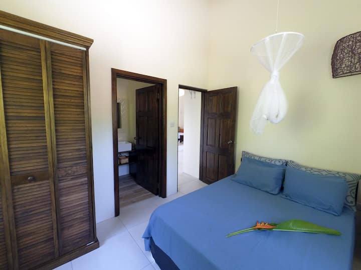 1. غرفة ضيوف بها دش/مرحاض إضافي.