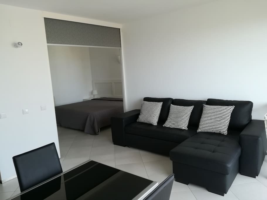 sala e ao fundo quarto