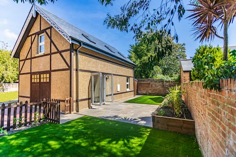 Luxurious 2 bedroom cottage moments from the beach