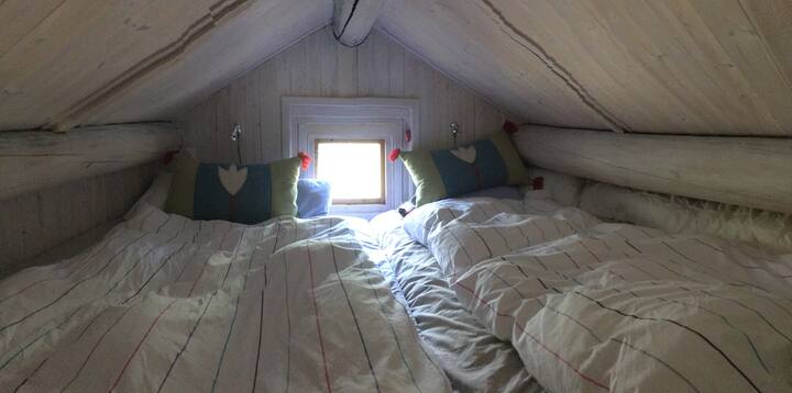 Спално таванско помещение с матраци 2х120 см