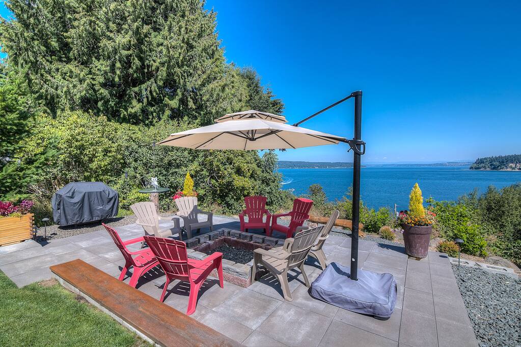 Backyard with fire pit & bbq