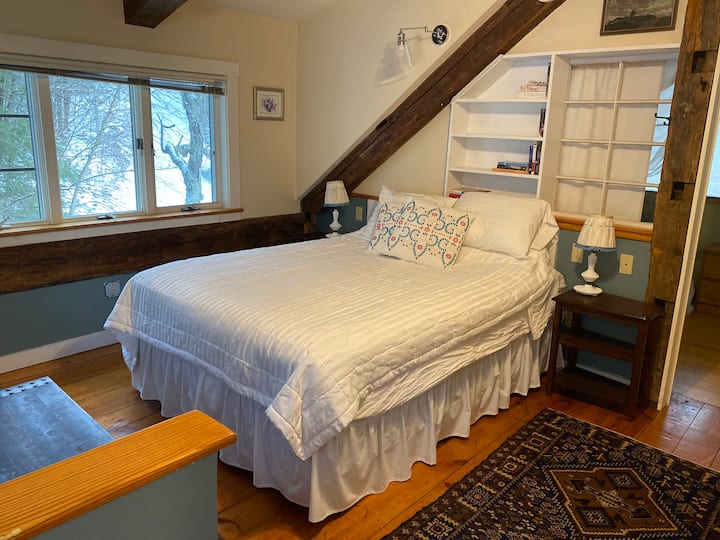 Მთავარი საძინებელი 152 × 203 სმ ზომის საწოლით