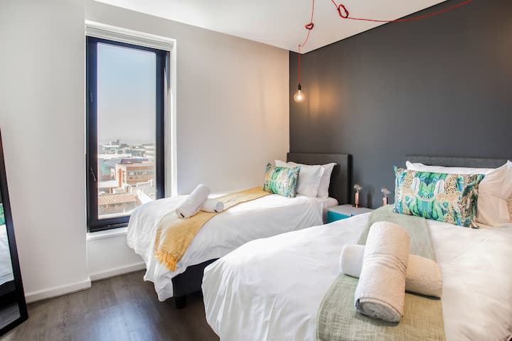 Grande seconde chambre avec deux lits simples. Les lits peuvent être convertis en un lit King size.