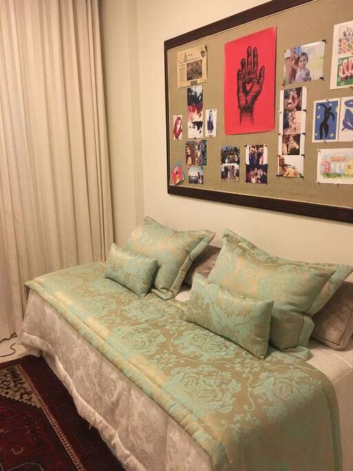 Quarto de hóspedes com bicama.