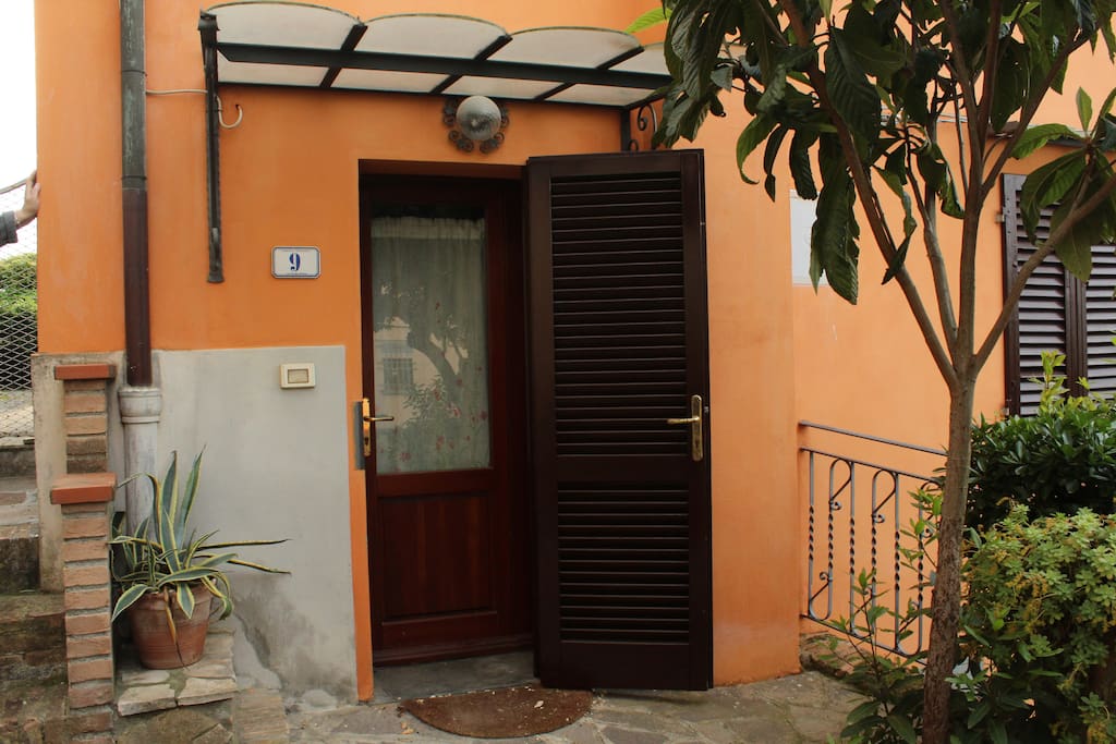 Porta di ingresso all'appartamento