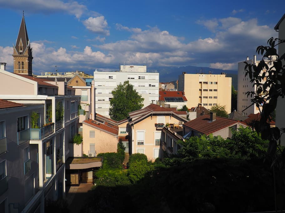 Vue sur Belledonne et un parc arboré