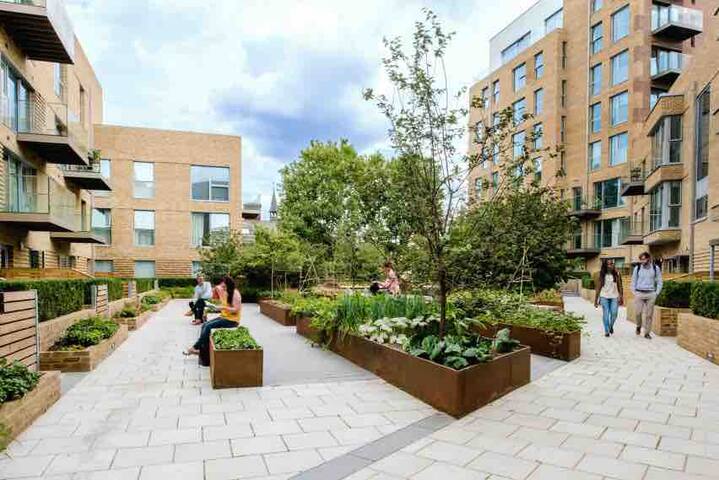 London Zone 1 new luxury garden apartment. gallery image 3