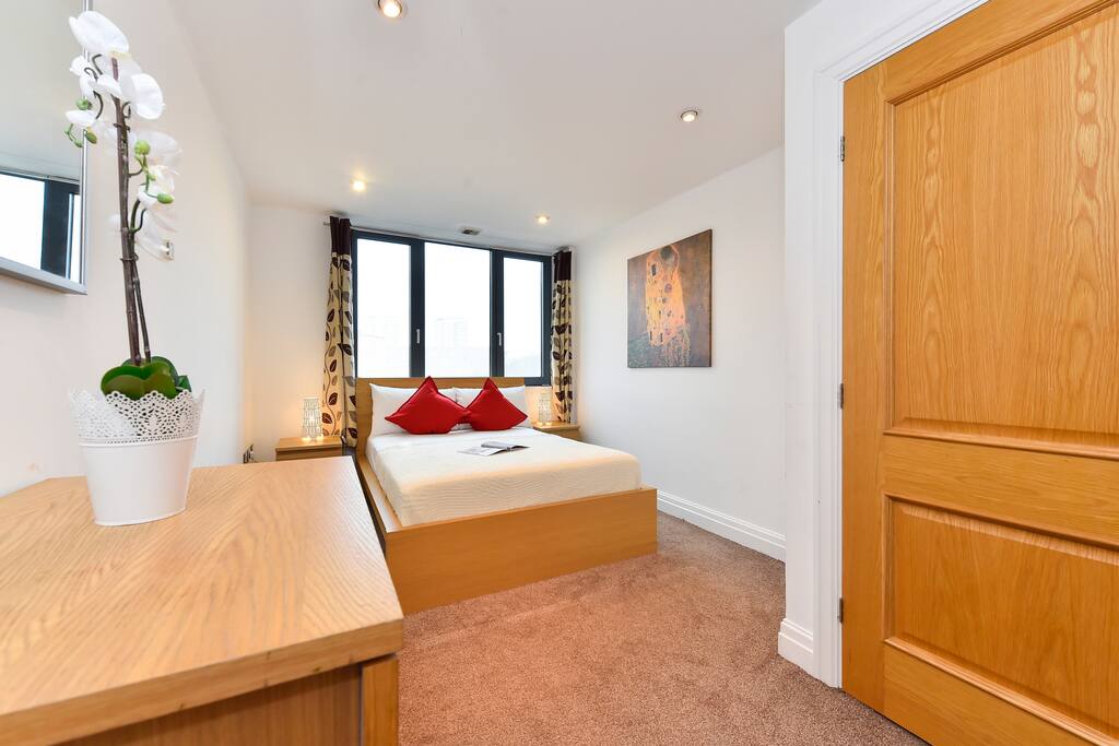 Master bedroom with en-suite bthroom