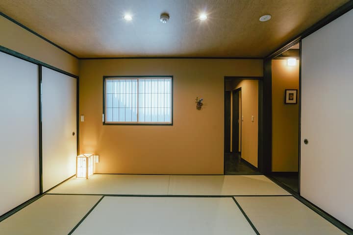 
日式榻榻米，可容纳3人
Japanese-style tatami room for 3 people
和室に3名様がご利用できます