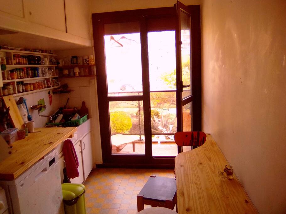 cuisine,vue sur colline, et balcon