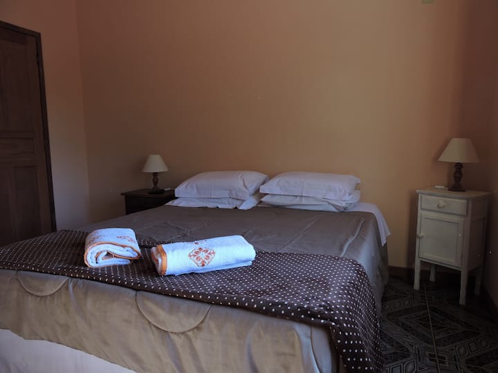 Dormitorio 2: con baño privado y TV.