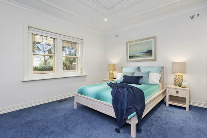 Spacious Sorrento Retreat gallery image 4