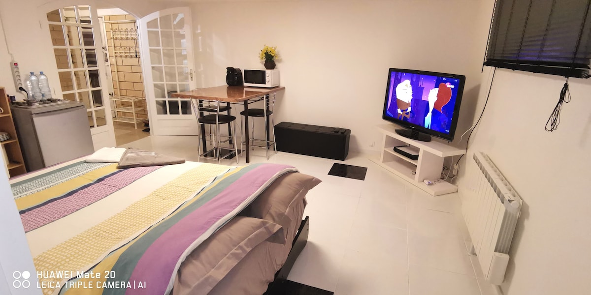 Living room Bedroom 2 bed 130x190 + Microwave Tassimo Refrigerator Tv Tnt