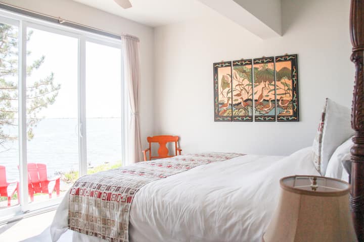 Пристапна спална соба на долниот кат и спална соба со поглед на езерото од креветот кој гледа на југ.