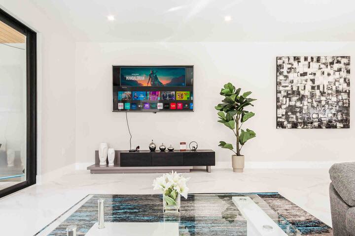 Luxury Paradise, walk to Las Olas -5 mins to Beach gallery image 4