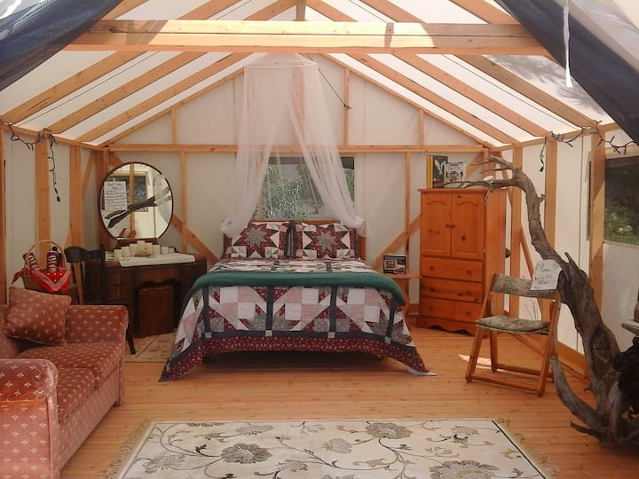 " The River Queen " on the Thompson River BC . Campsites for Rent in