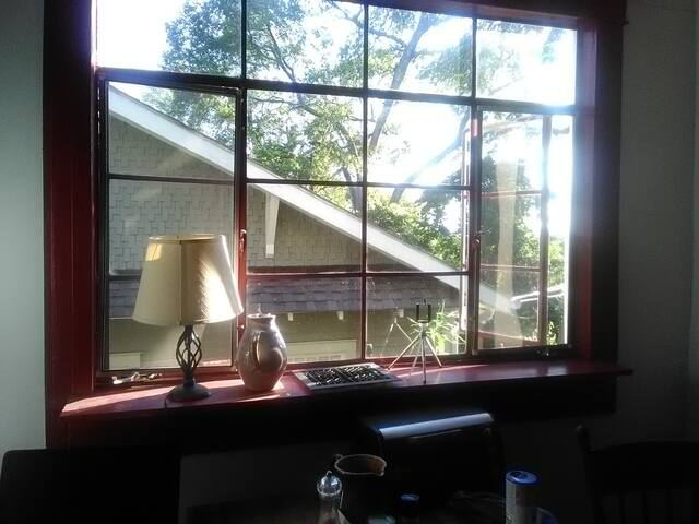 Pleasant room for 2 or 3 with balcony/near UAB