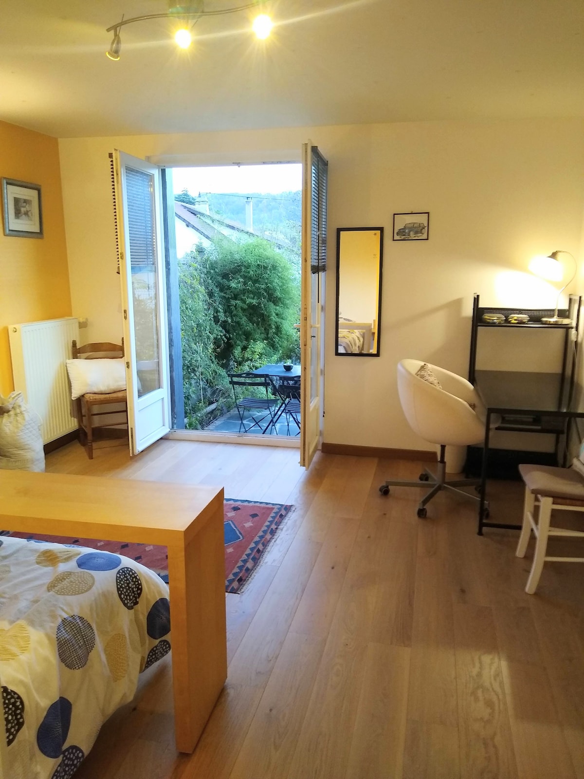 Stort sovrum med skrivbord, vilket ger tillgång till en privat terrass.