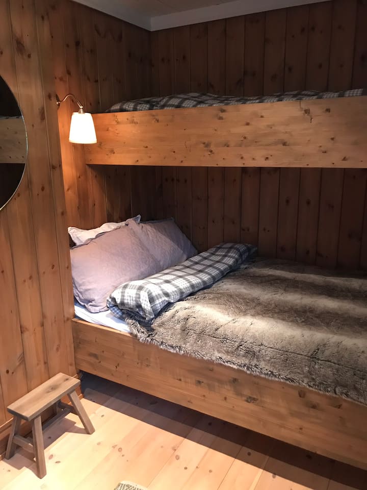 Sovrum 1 med famnsäng