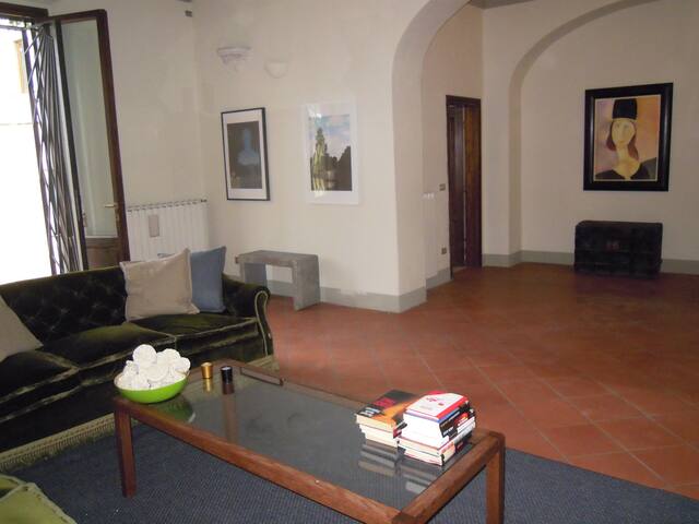 Deco eclecttica in Casa del 14′ secolo con corte gallery image 3