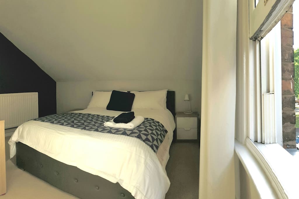We're in a leafy suburb only 10mins from the city and 20 from NEC, BHX Airport and Solihull.