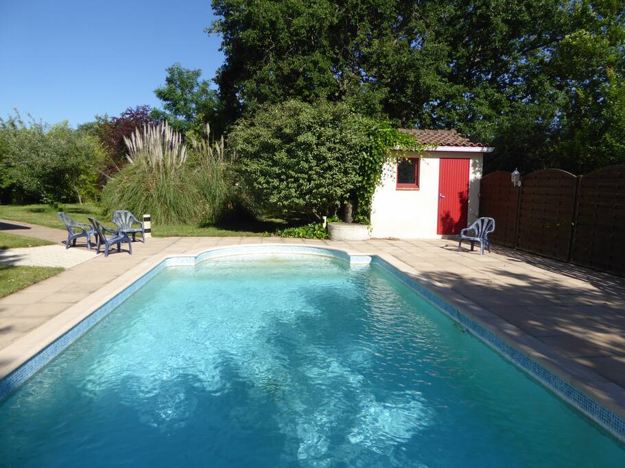 Piscine et terrasse au soleil toute la journée. Abri avec matériel, jeux et matelas
