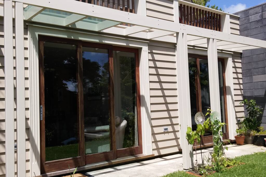 Doors to the left lead to the lounge and the ones on the right to the bedroom.