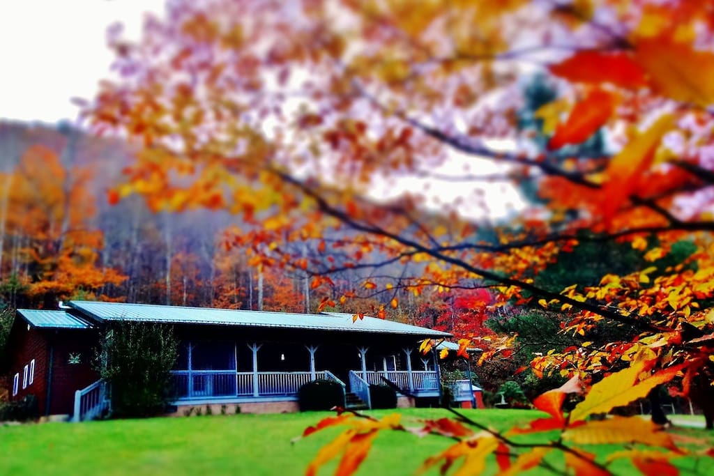 Chasing Rainbows Lodge in full fall colors