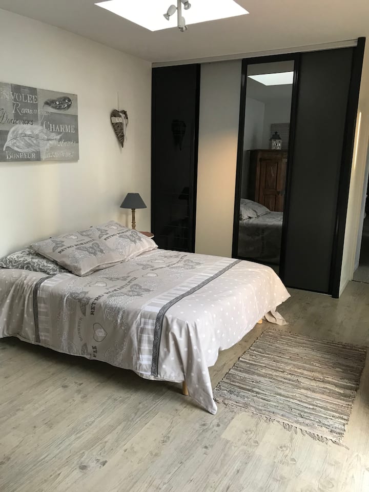 Slaapkamer 2 in de rij en communicerend met slaapkamer 1: mastersuite met doucheruimte, kleedkamer en erkerraam met uitzicht op het zwembad 