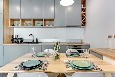 Granary Island Apartment with free parking