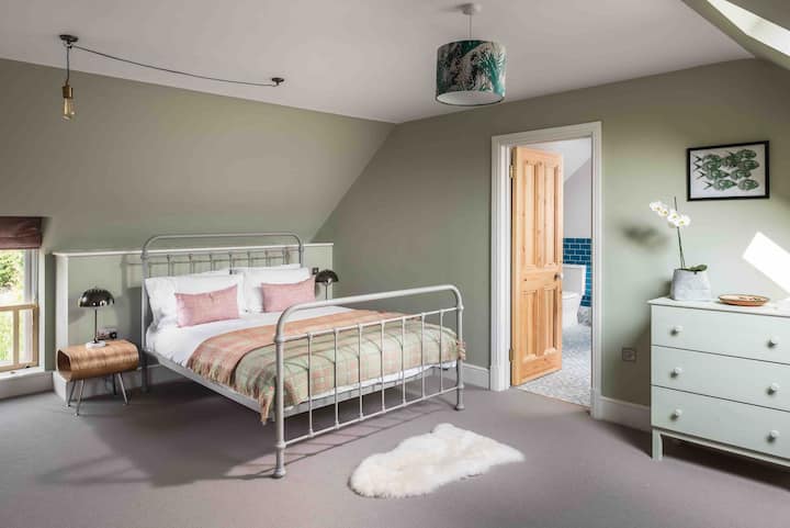 חדר שינה גדול ומרווח עם סוויטה. 