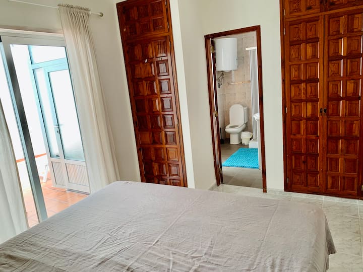 Armario de pared en el dormitorio