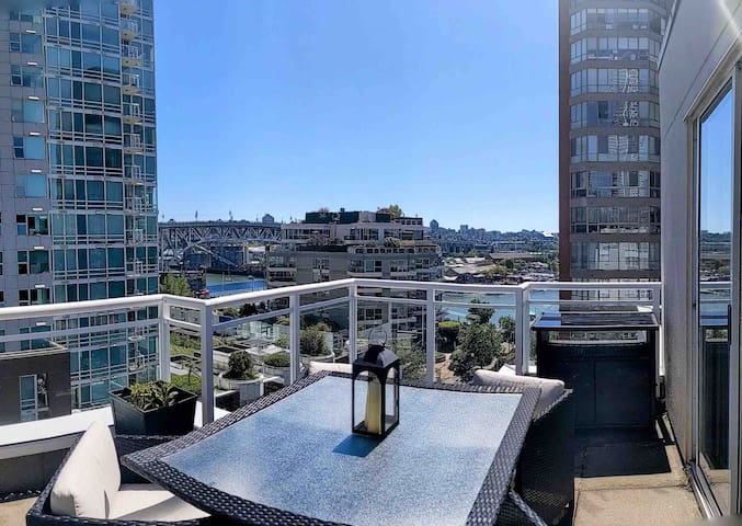 Penthouse w/ 3 Decks on Seawall with Water Views.