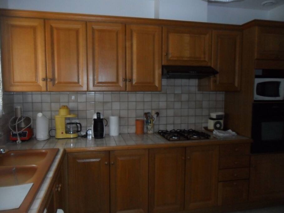 Cuisine équipée et table (4personnes)