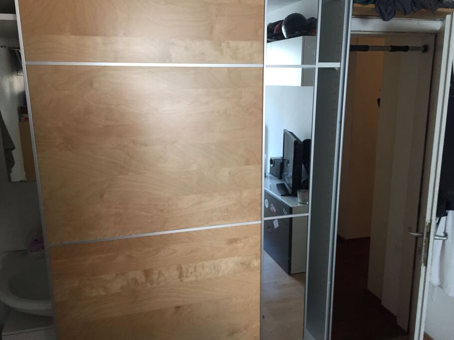 Das Waschbecken ist im Schrank versteckt