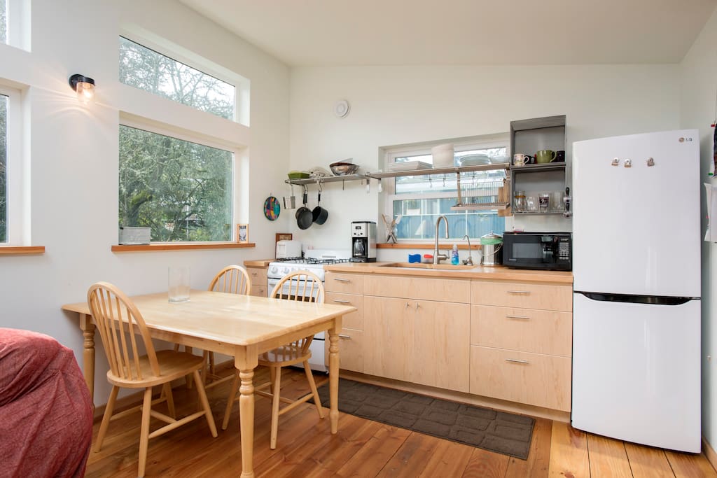 Kitchen and dining table (more chairs available if needed)