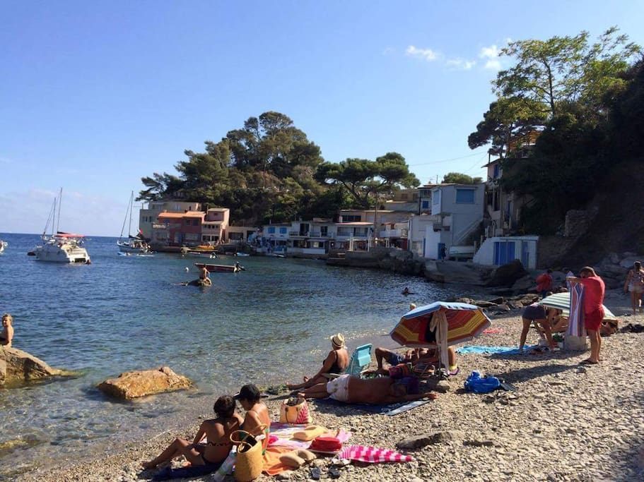 La plage de l'anse Méjean est accessible à pieds, à 800 m de la maison