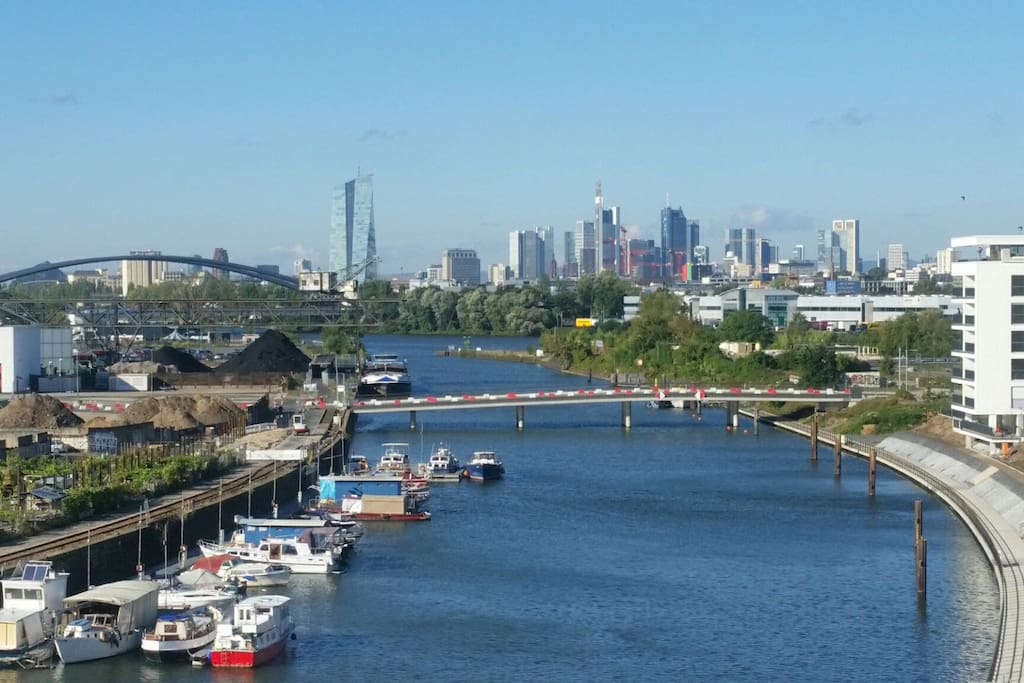 atemberaubender Blick in das Hafenbecken und auf die Skyline von Frankfurt