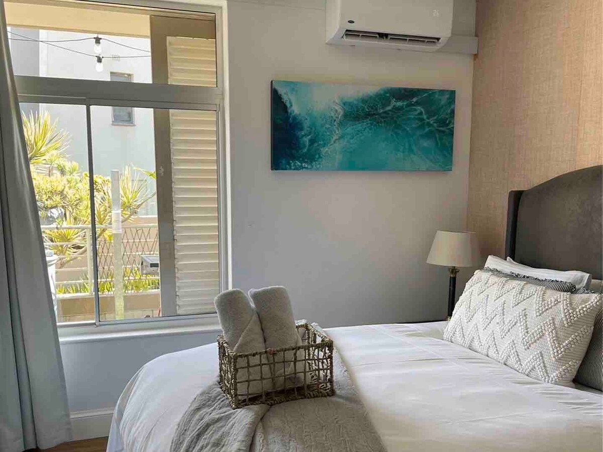 Красиво оформена предна спалня с климатик, телевизор и двойно легло