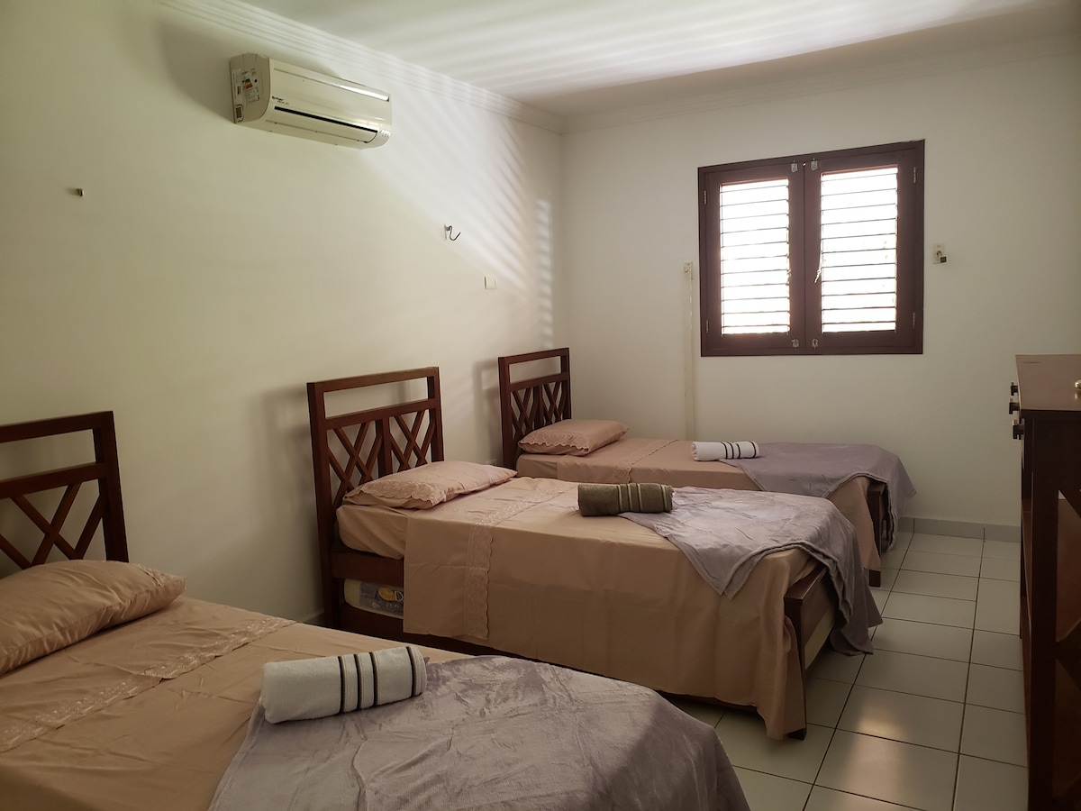 Единична социална стая на долния етаж - 3 легла и 2 двойни легла - единична стая, която не е апартамент, но социалната баня е срещу