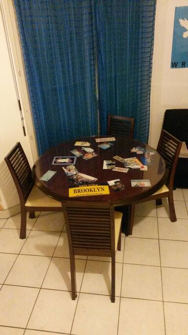 Table à manger pour 4 personnes.