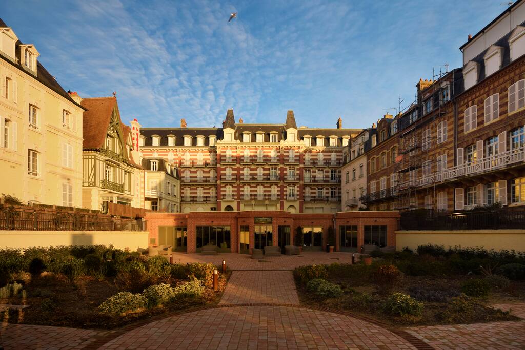 RÉSIDENCE HOTEL DE PARIS DIRECT ACCES TO THE BEACH - Trouville-sur-Mer의 아파트에서 살아보기, Basse-Normandie, 프랑스