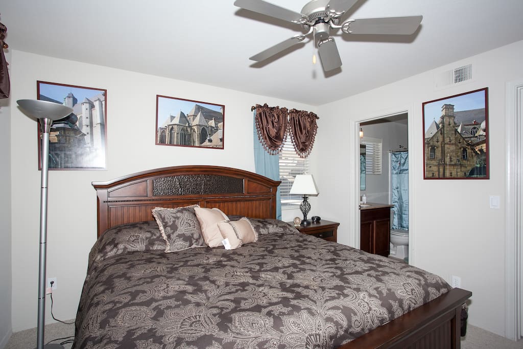 Master bedroom (king bed)