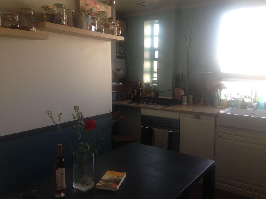 A place you will love to cook in! Have a nice moment with friends