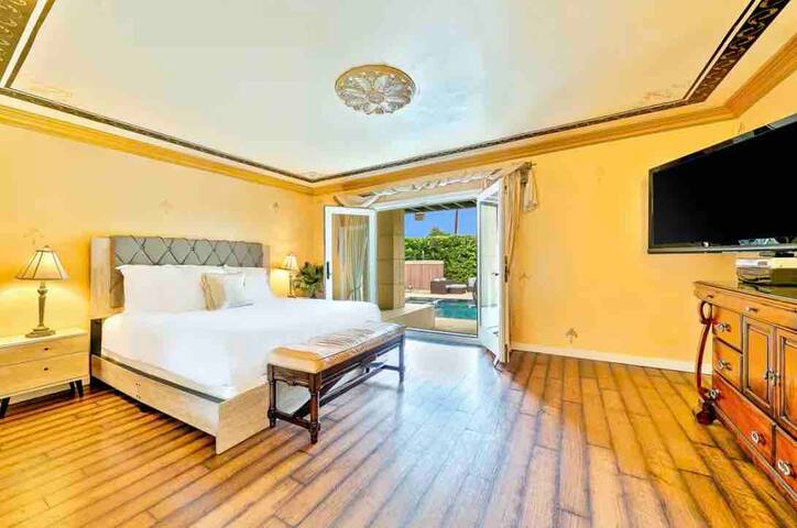 Spacious 5BD | Ocean Views • Pool • Jacuzzi gallery image 5