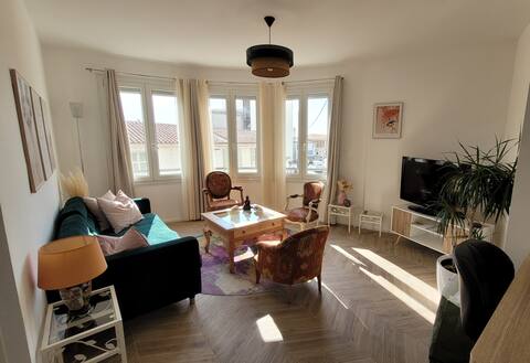 Popular Airbnb listing: The sea is a 2-minute walk. Apartment with balcony in Marseille 7e Arrondissement