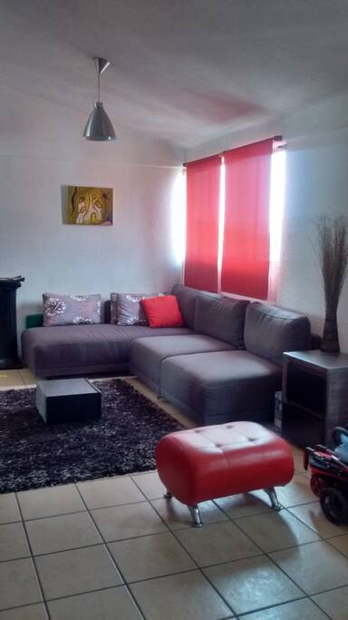 La sala se comparte y tiene una TV